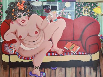 Dame i sofa